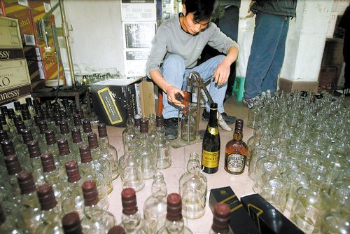 制假酒学了4个月 贴上防伪标生产 制假酒学了4个月 贴上防伪标生产