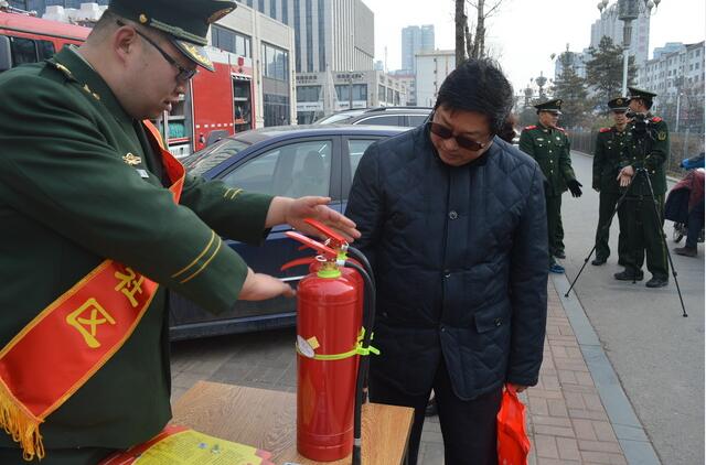 让假劣消防产品无处遁形 大同城区消防街头教防伪